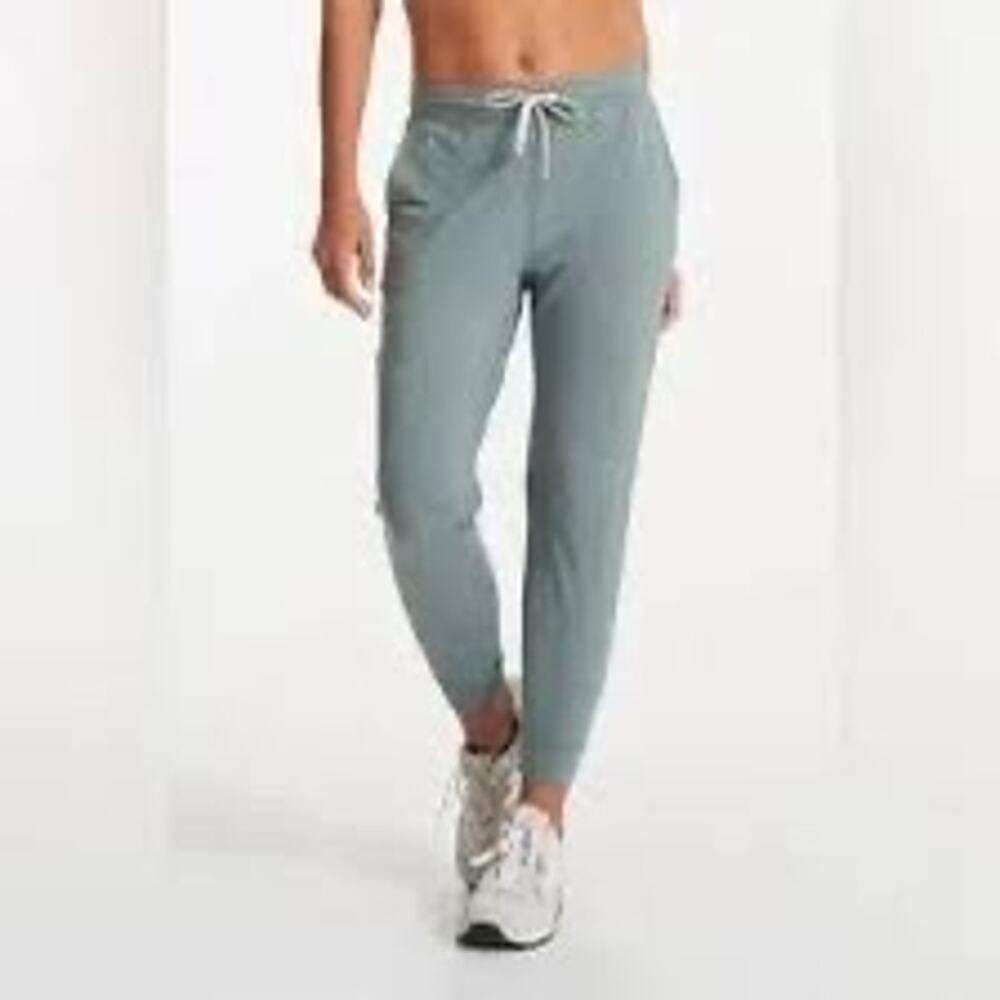 Vuori Women's Ankle Jogger Pants in Light Sage